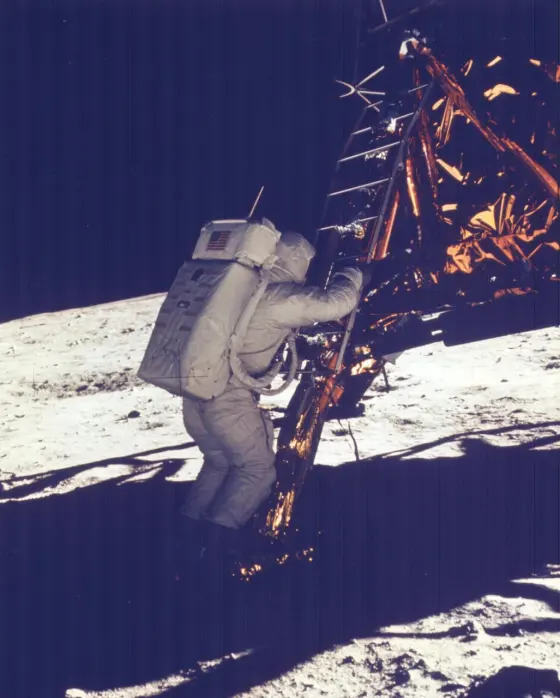 Кадр Apollo 11 KSC-AS11-40-5869: астронавт біля трапа місячного модуля