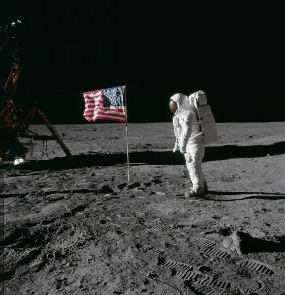 Кадр Apollo 11 AS11-40-5875: астронавт і прапор на поверхні Місяця