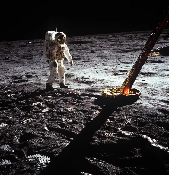 Кадр Apollo 11 AS11-40-5902: астронавт біля місячного модуля