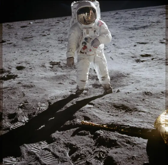 Кадр Apollo 11 AS11-40-5903: астронавт стоїть на поверхні Місяця